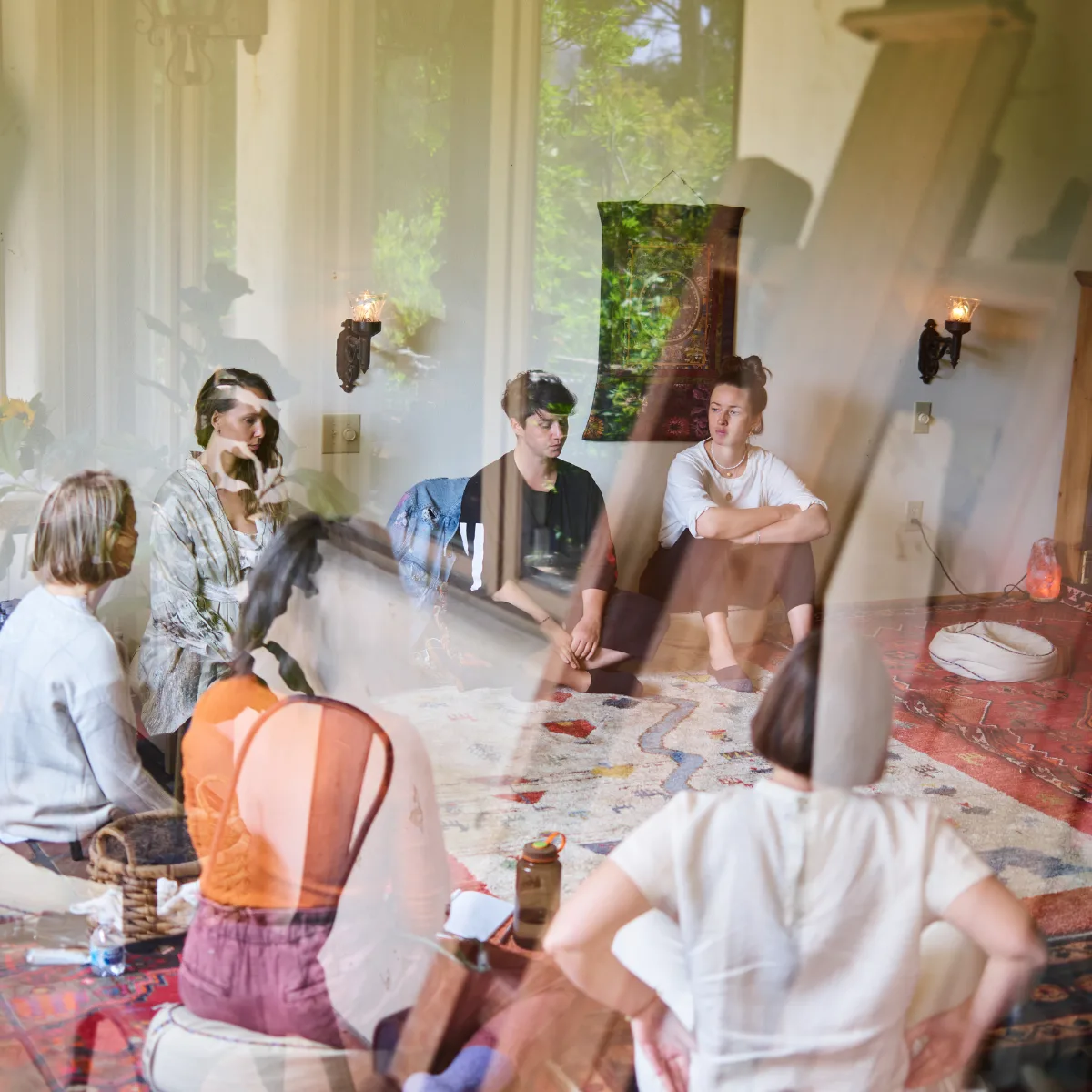 Gruppensitzung während eines Workshops zu weltanschaulichen Themen